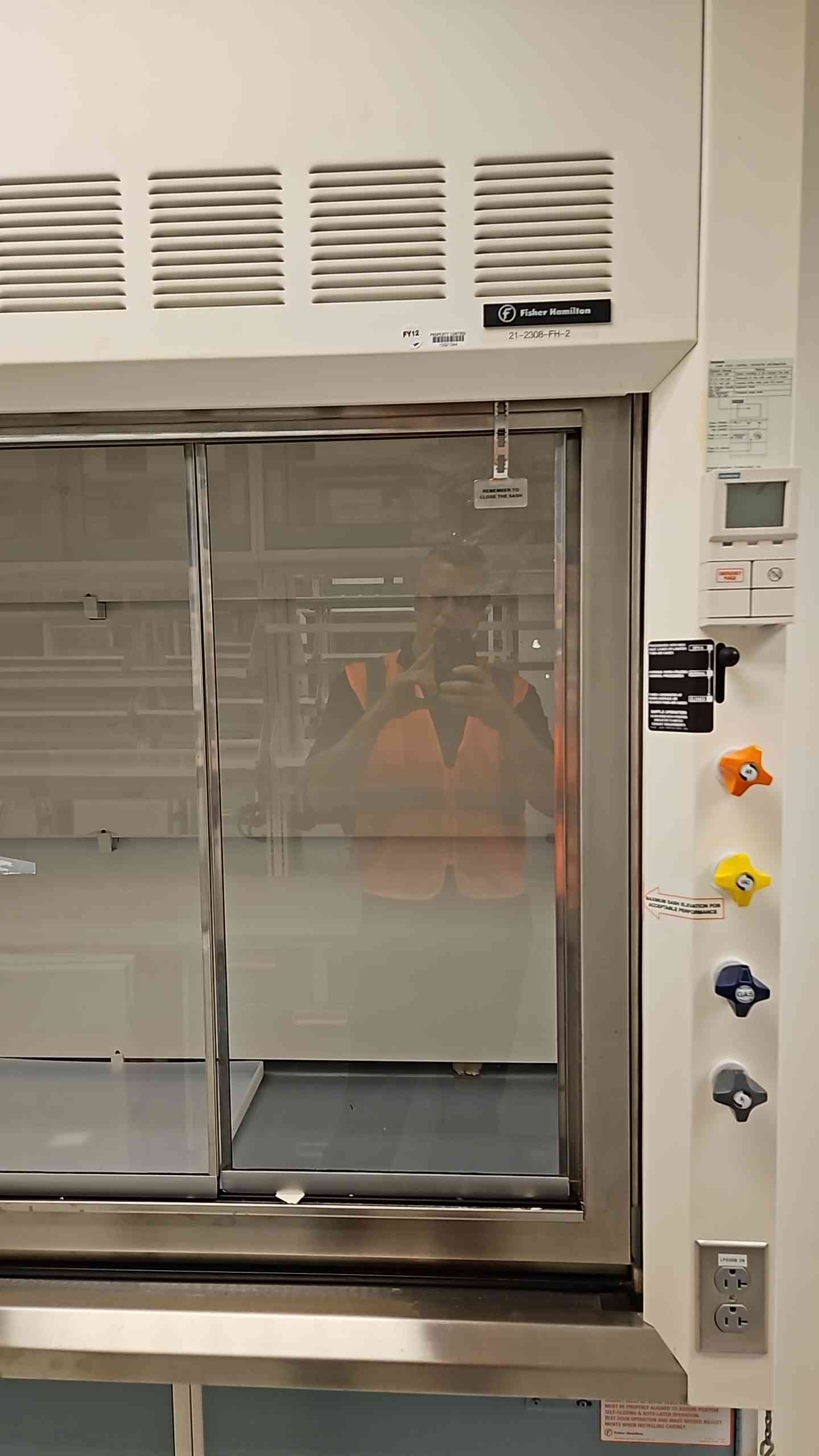 6' SafeAire Fisher Hamilton Fume Hood Ducted w/ Benches (5360AA)(5360AA)