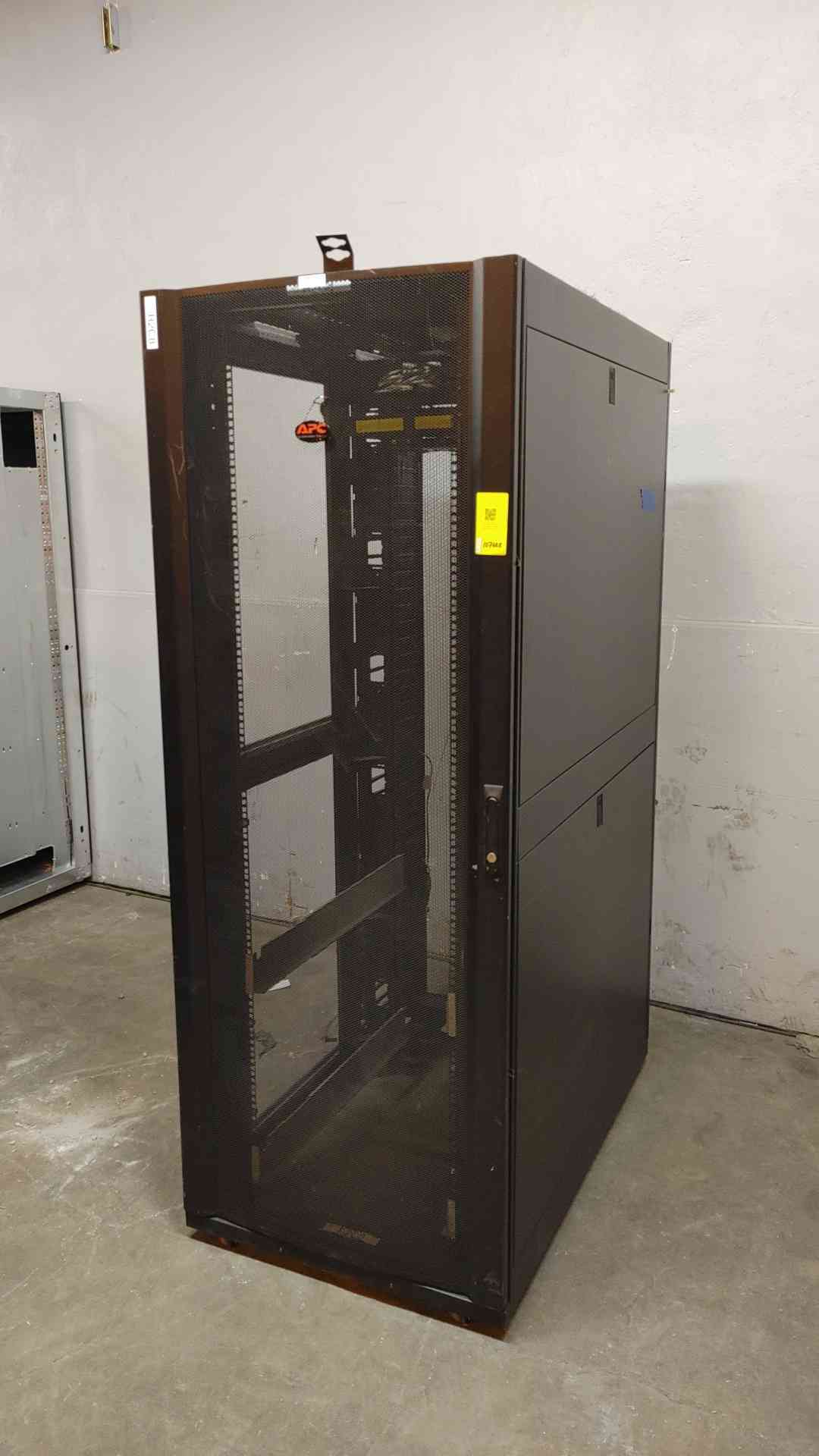 42U APC Rolling Server Rack 1 Side Panel AR3350