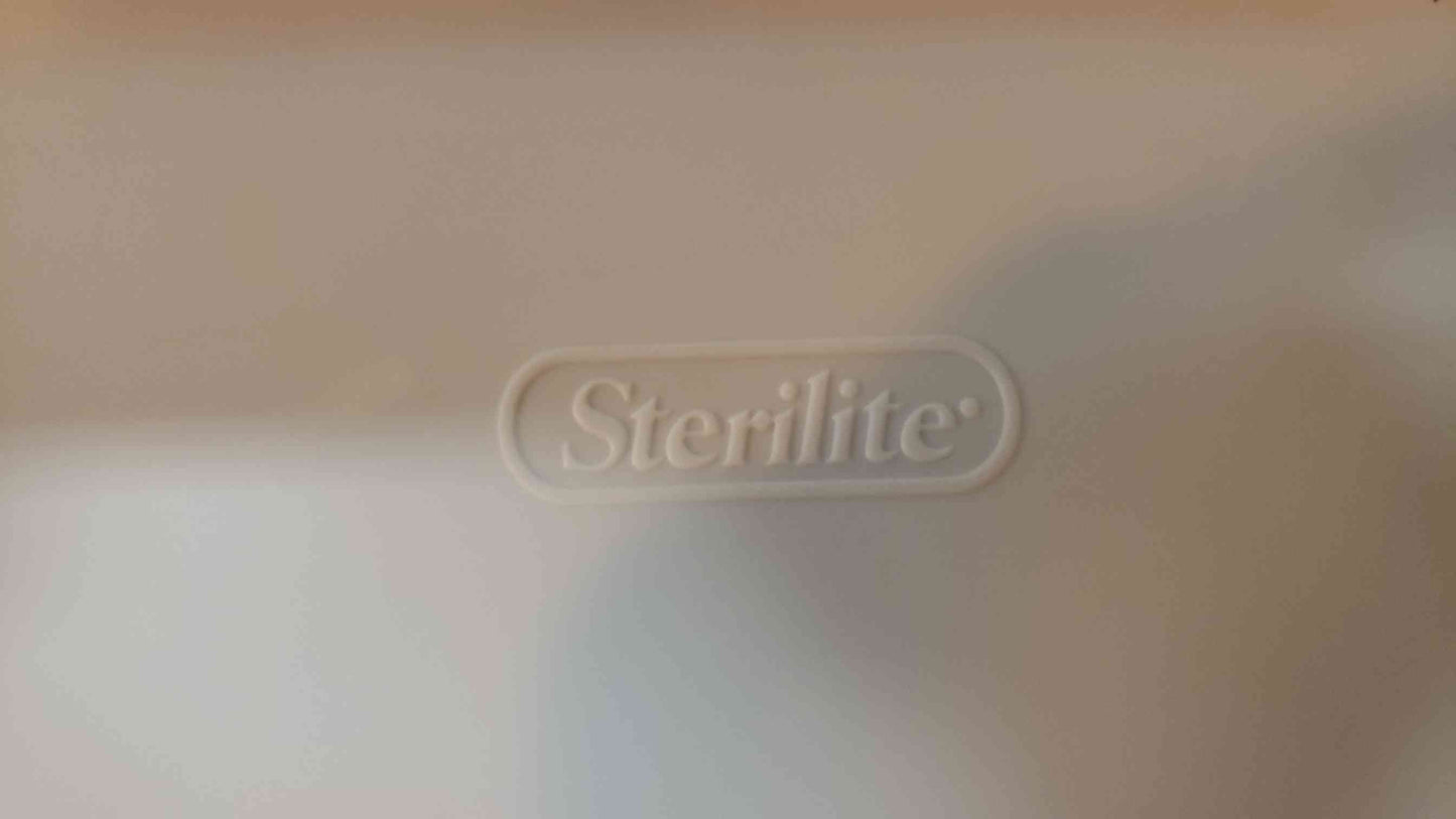 Lot of 26 Sterlite Large Plastic Bin Lids (SKU: 4405AA)(4405AA)