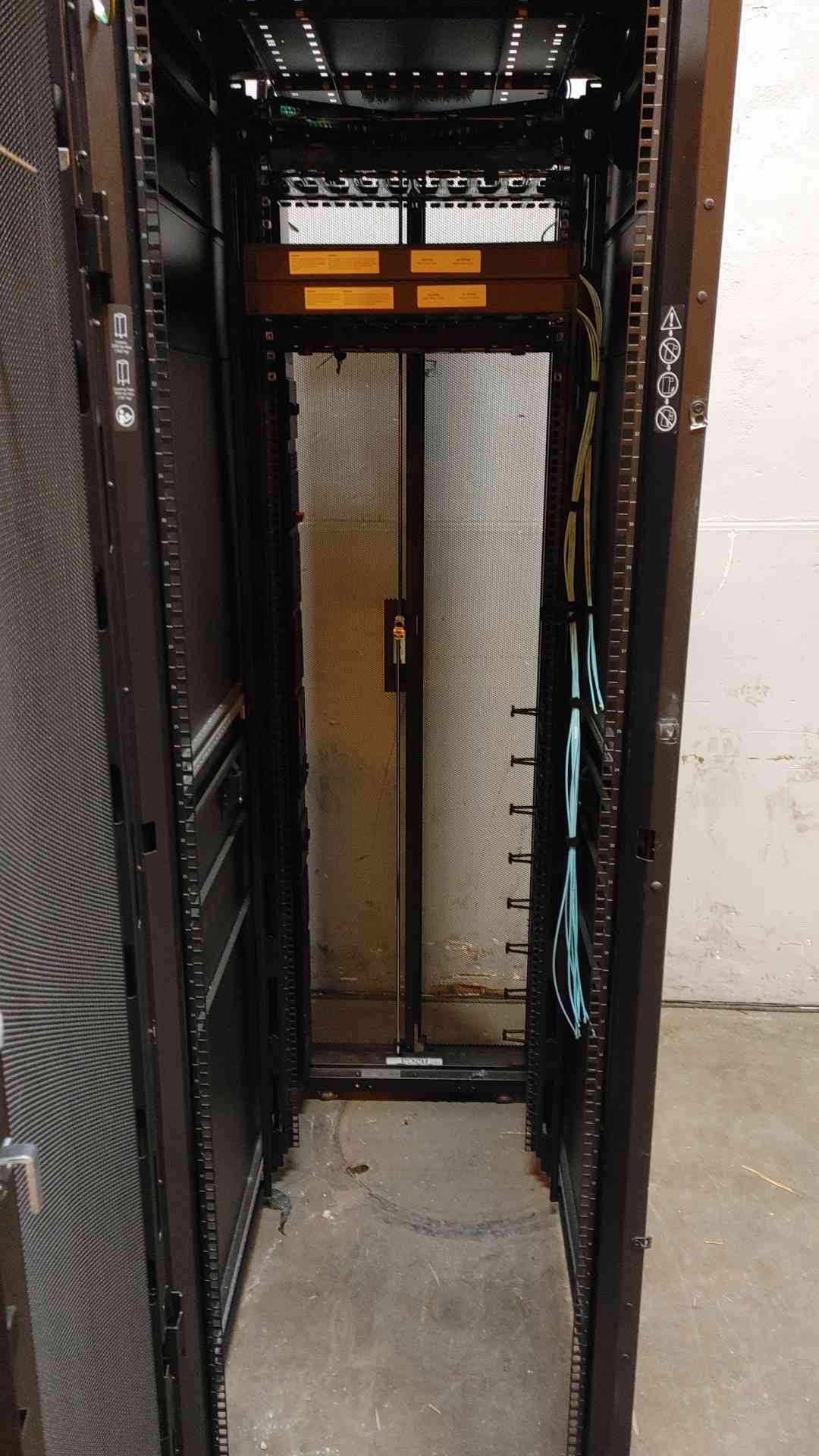 42U APC Fully Enclosed Rolling Server Rack AR3300 NetShelter SX