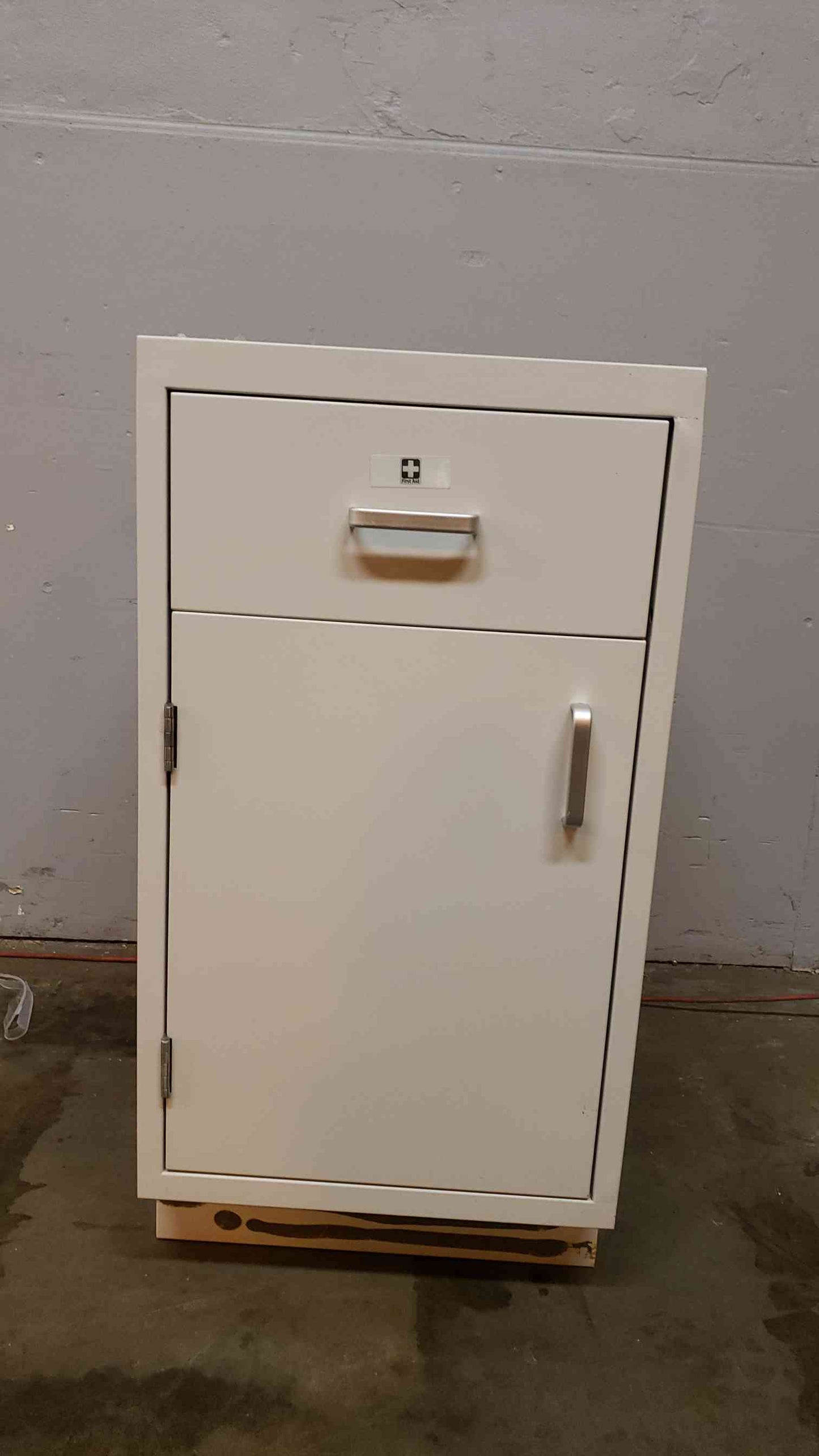 18x22x35 1 Door 1 Drawer Casework(100399)