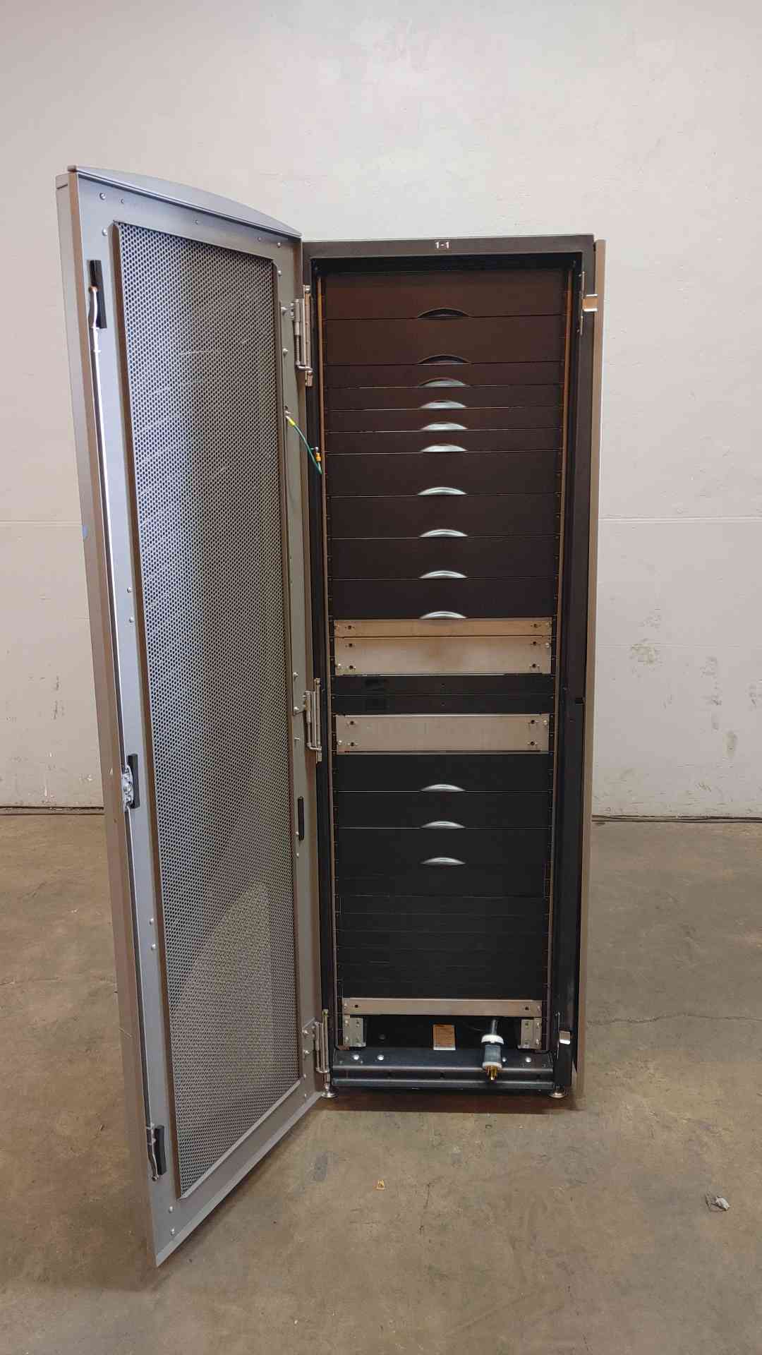 42U TeraData Fully Enclosed Rolling Server Rack 200-240V 24A 9163-4012-4390(103718)