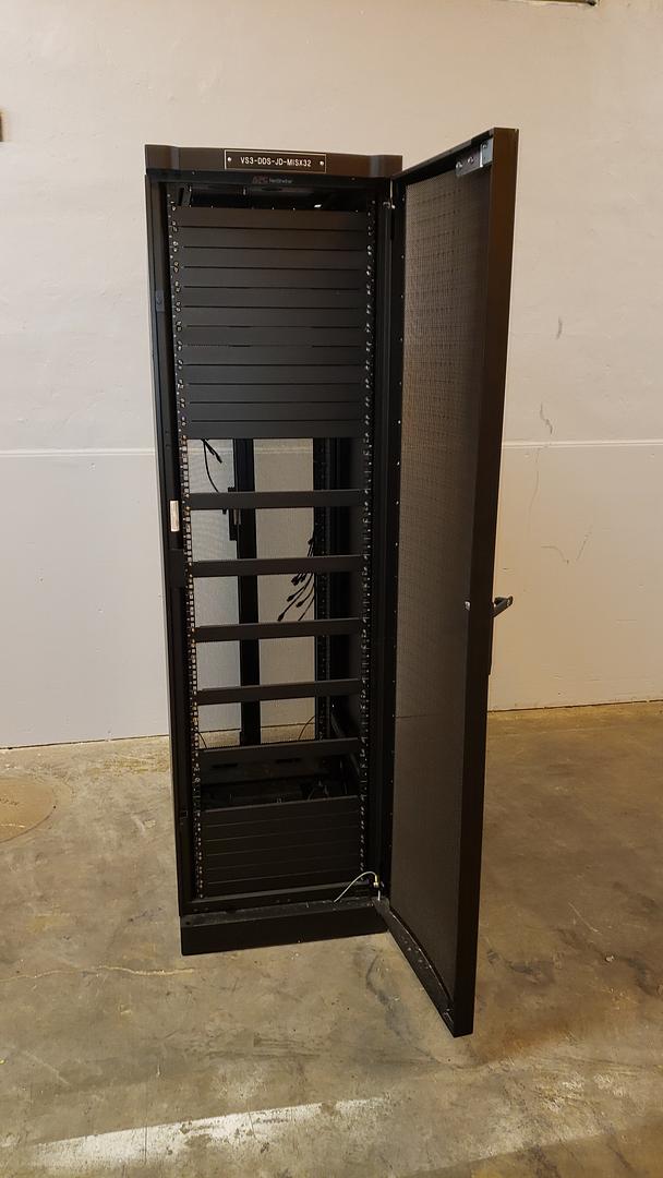 APC 8N1405A00017 Seismic SP Server Rack(S6LLST7664)