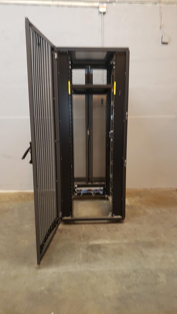 40x32x79" Extra Wide HP G2 42U Server Rack no sides(S6LLST8650)