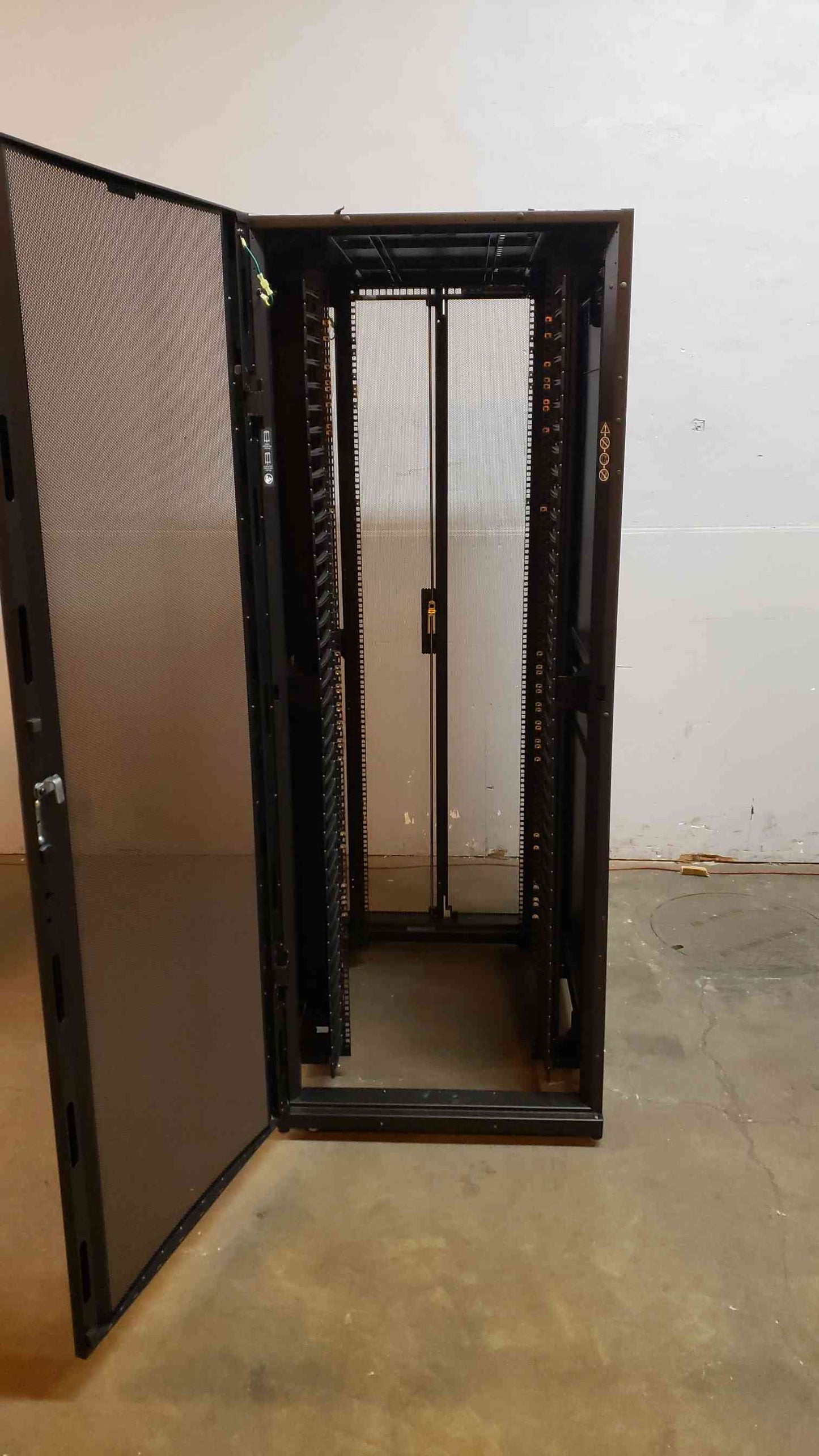 APC Fully Enclosed Server Rack AR3140(4448AA)