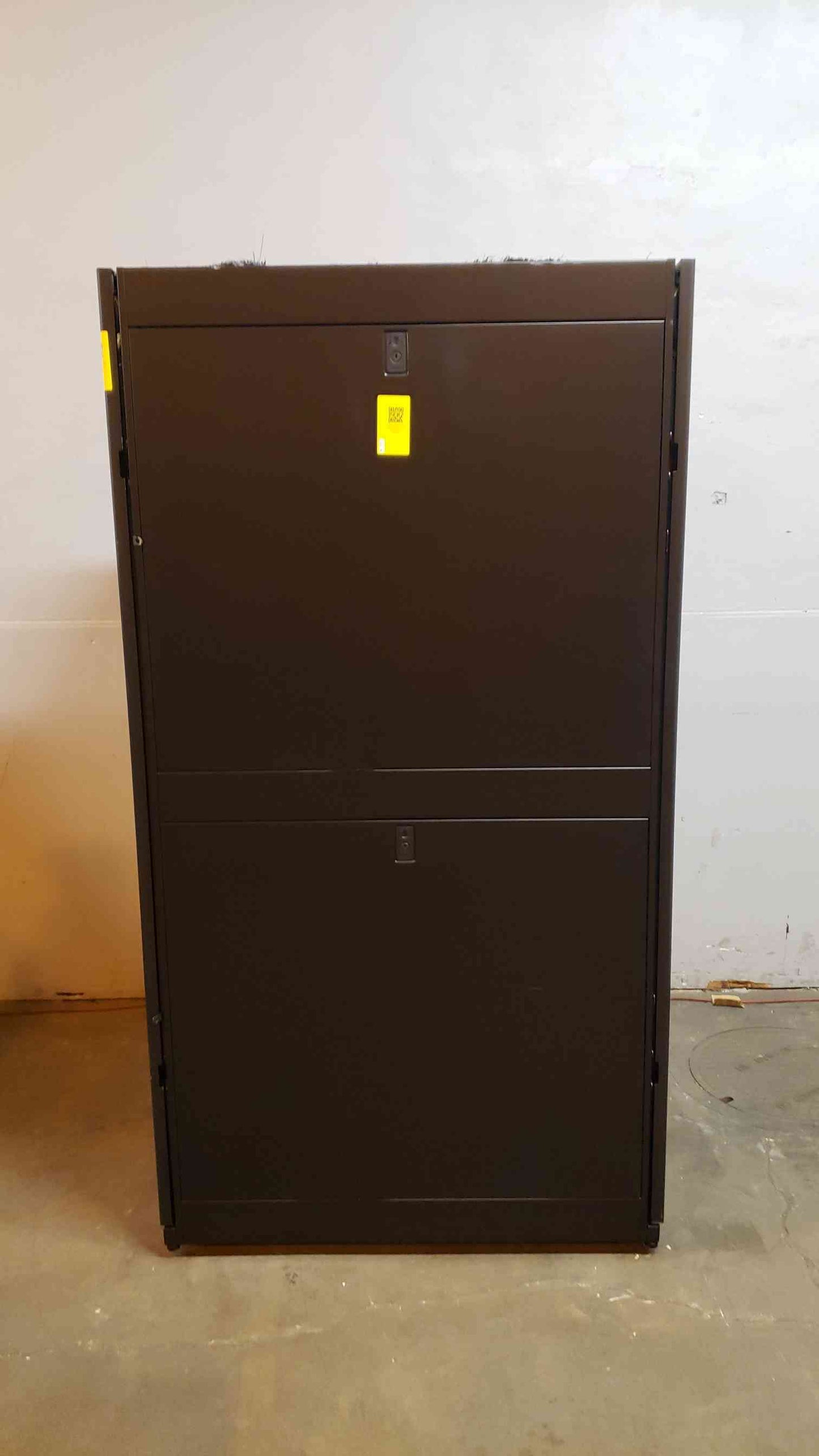 APC Fully Enclosed Server Rack AR3140(4448AA)