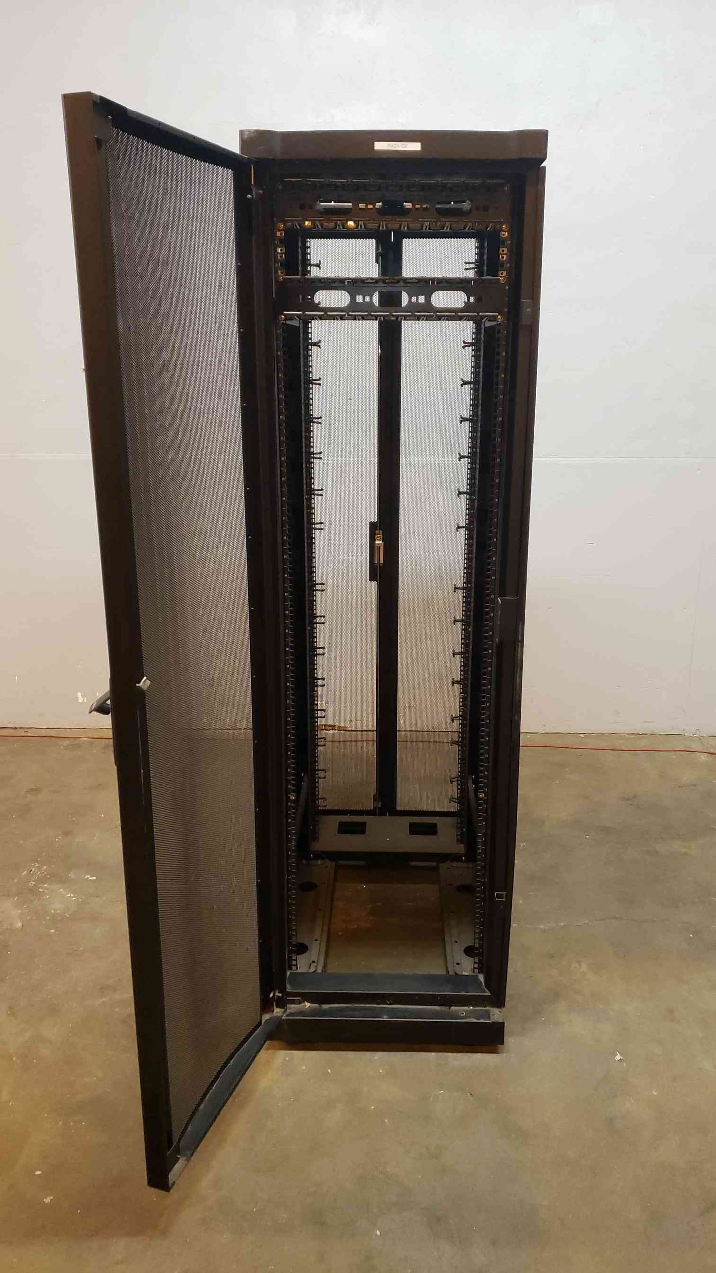 APC AR2101BLK Fully Enclosed Server Rack(S6LLST5016)