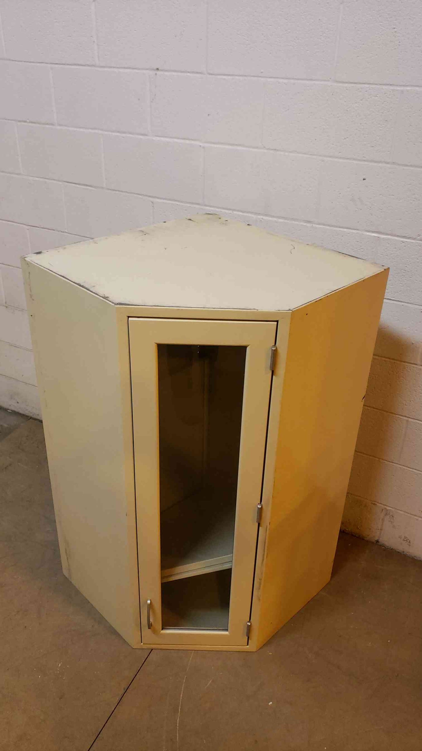 27" Corner Cabinet (Q16693)(Q16693)