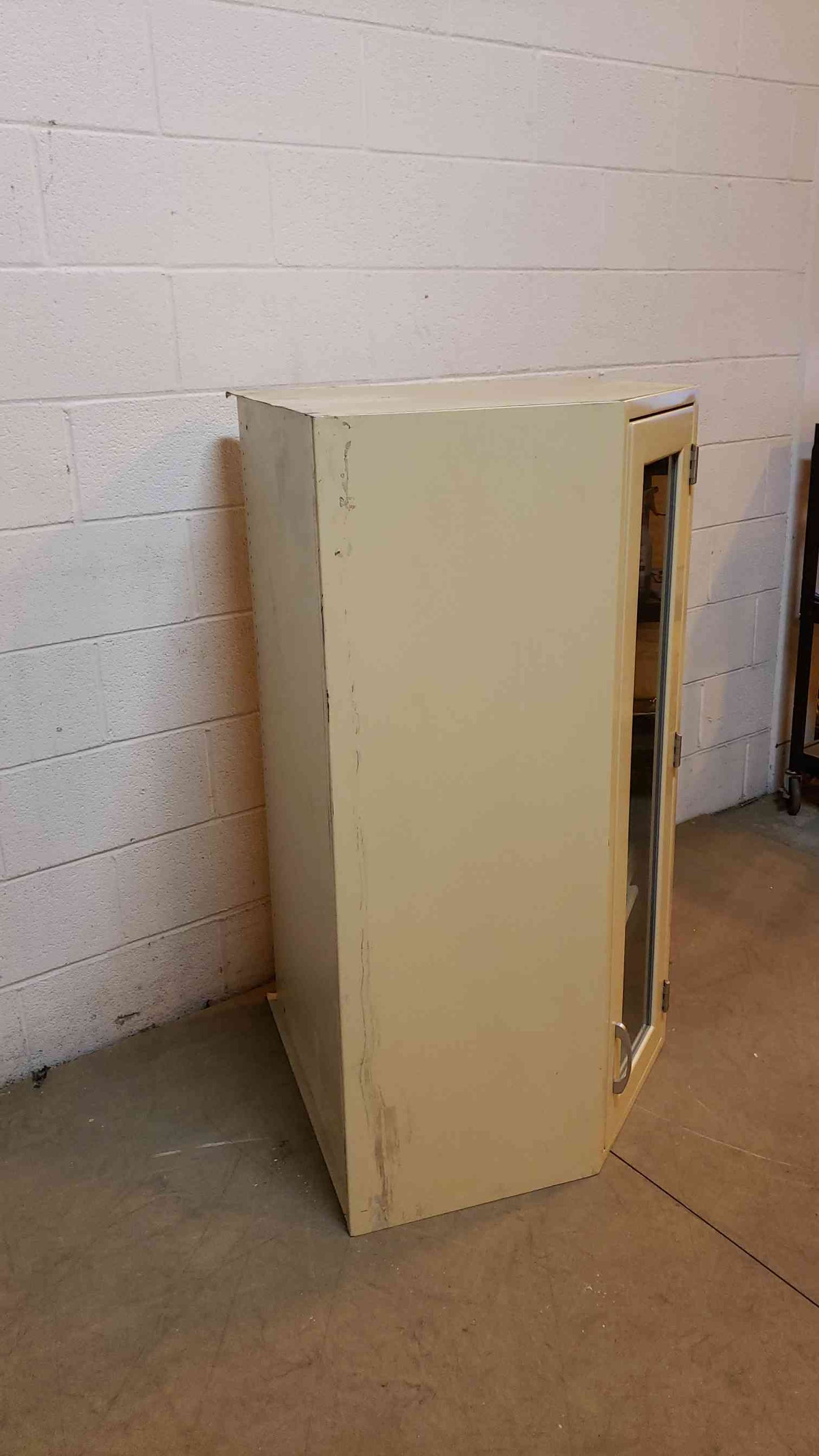 27" Corner Cabinet (Q16693)(Q16693)