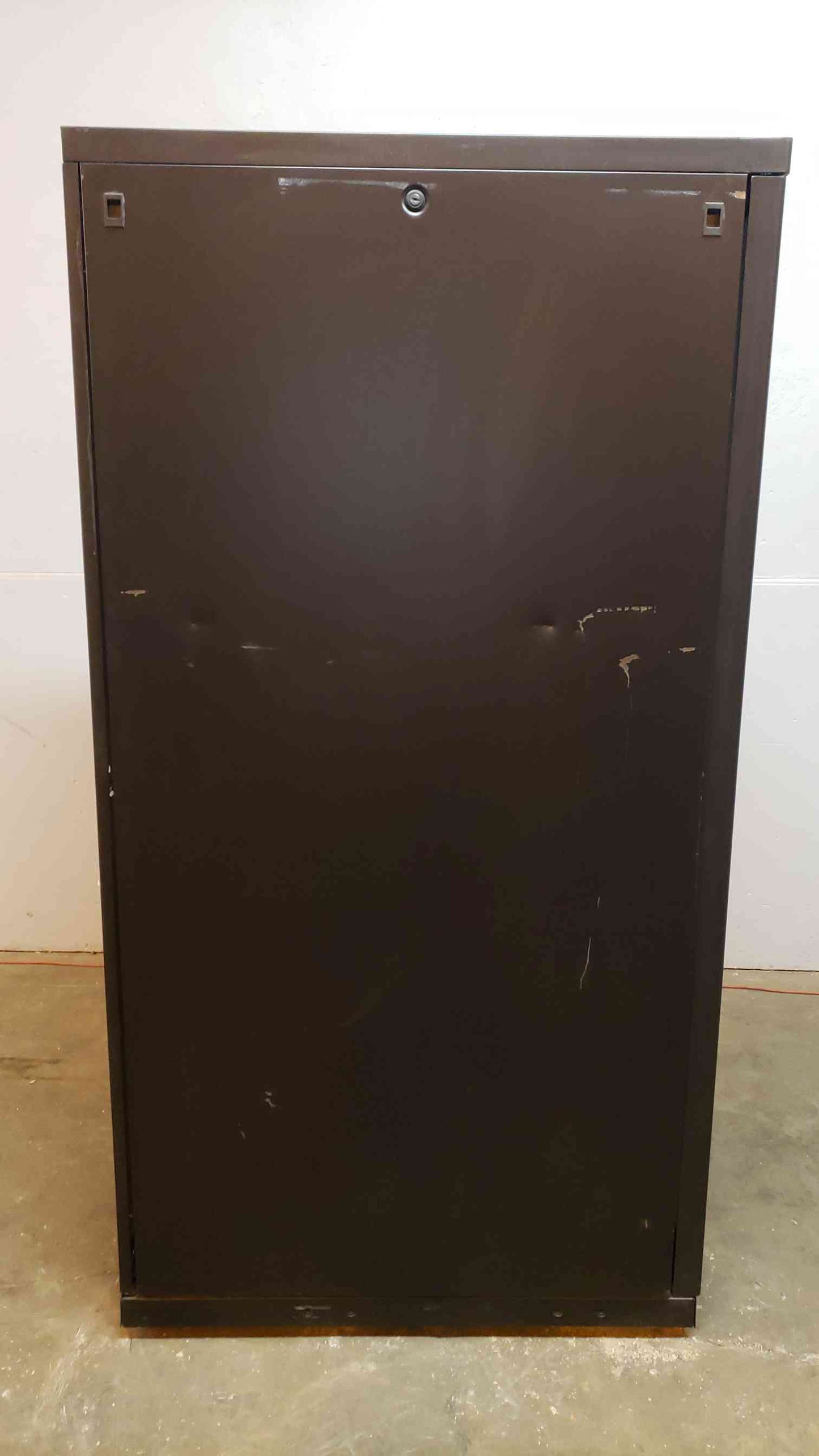 APC AR2101BLK Fully Enclosed Server Rack(S6LLST5016)