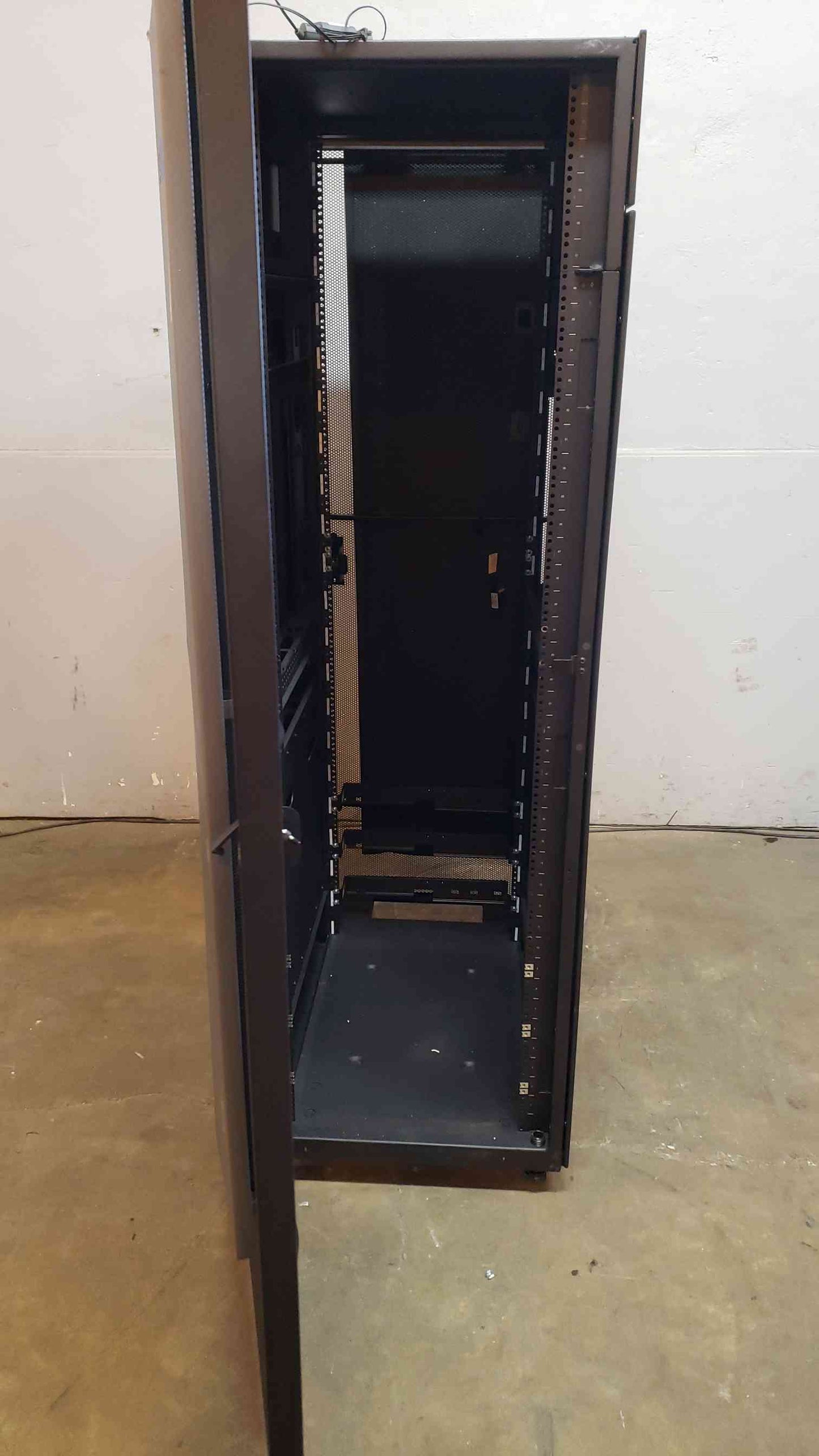 IBM 42U XIV Storage System Gen 3 Server Rack 214 (SKU: 5601AA)(5601AA)