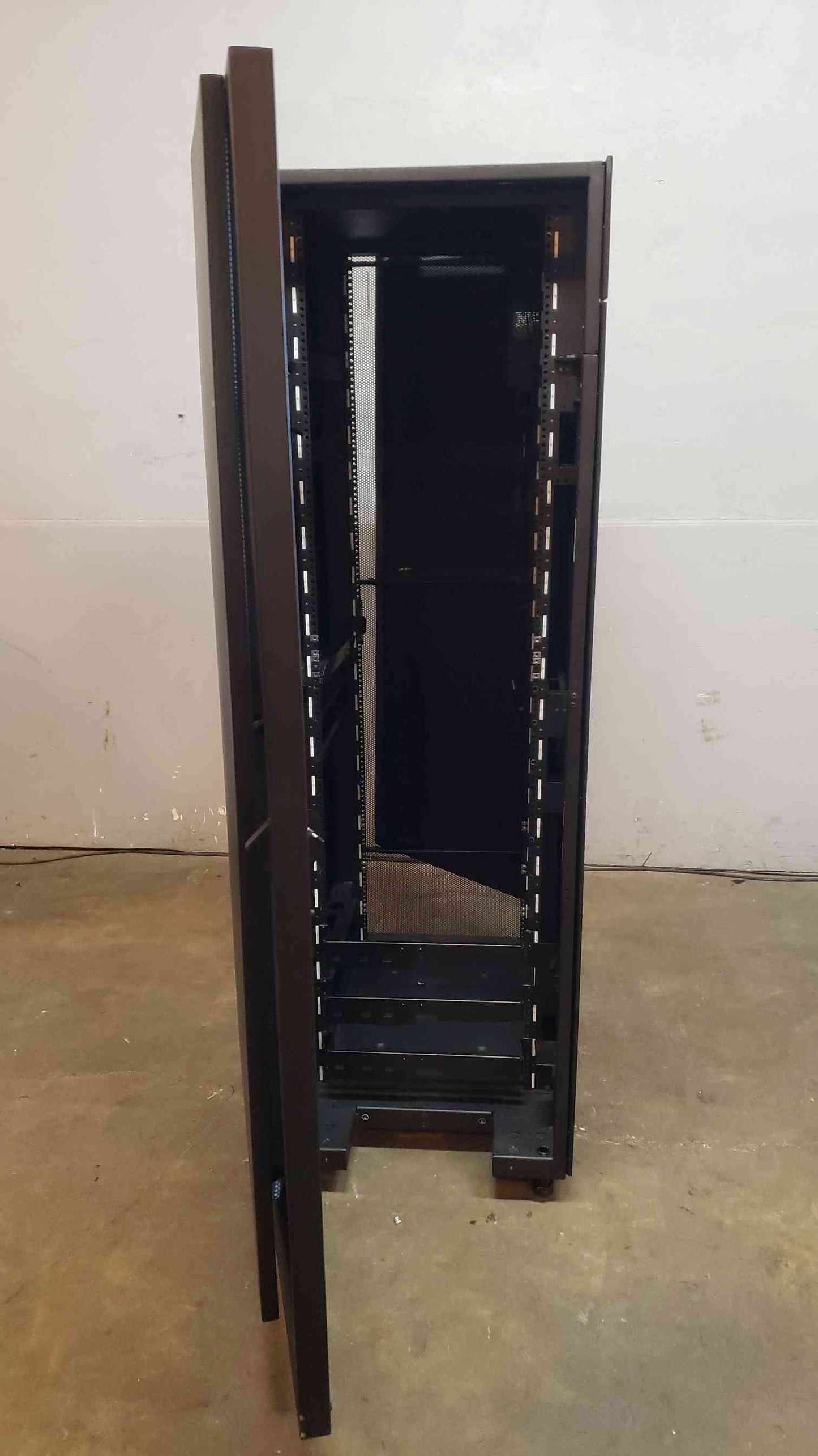 IBM 42U XIV Storage System Gen 3 Server Rack 214 (SKU: 5601AA)(5601AA)