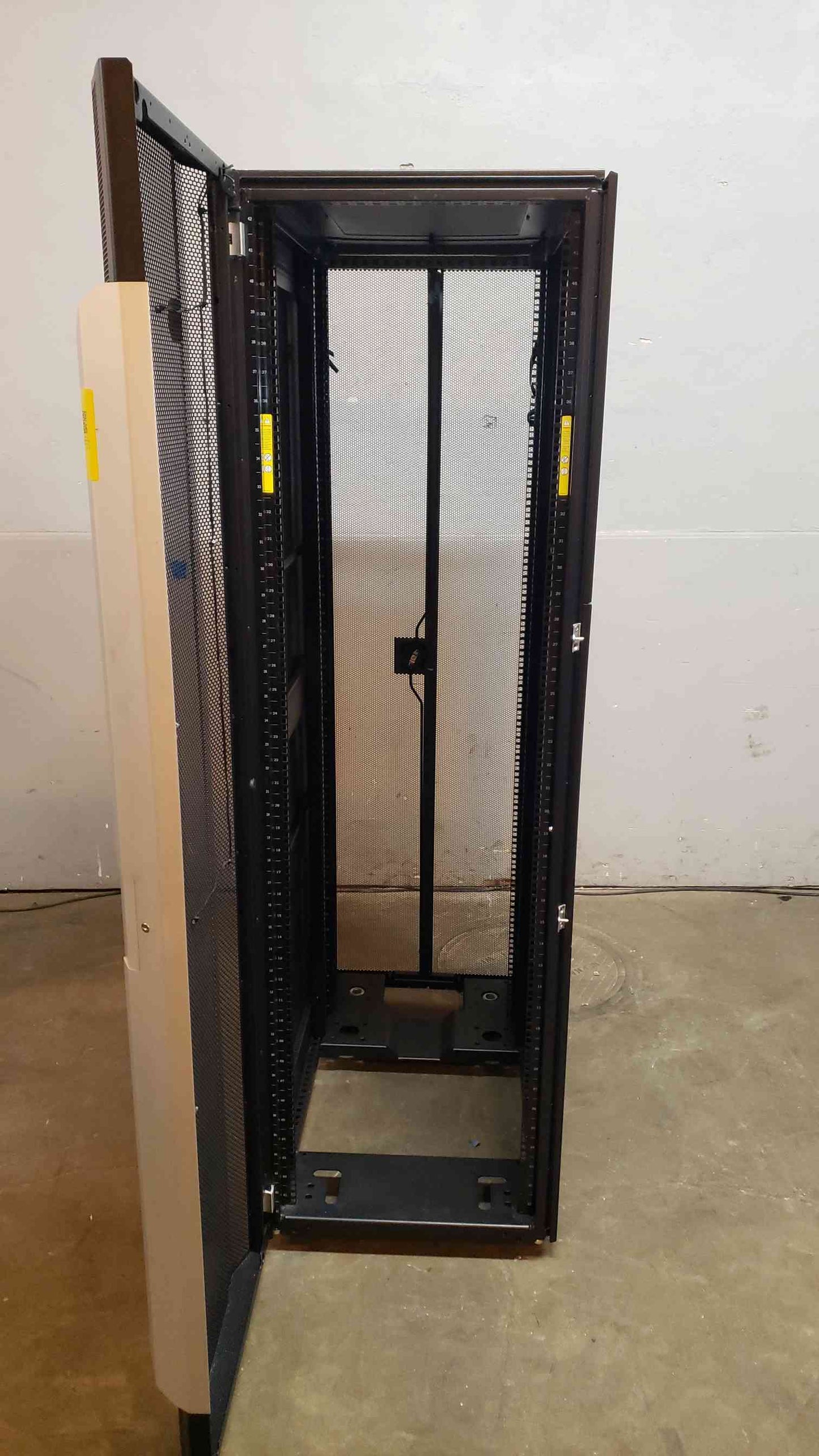 42U HP Fully Enclosed Server Rack 660502(5593AA)