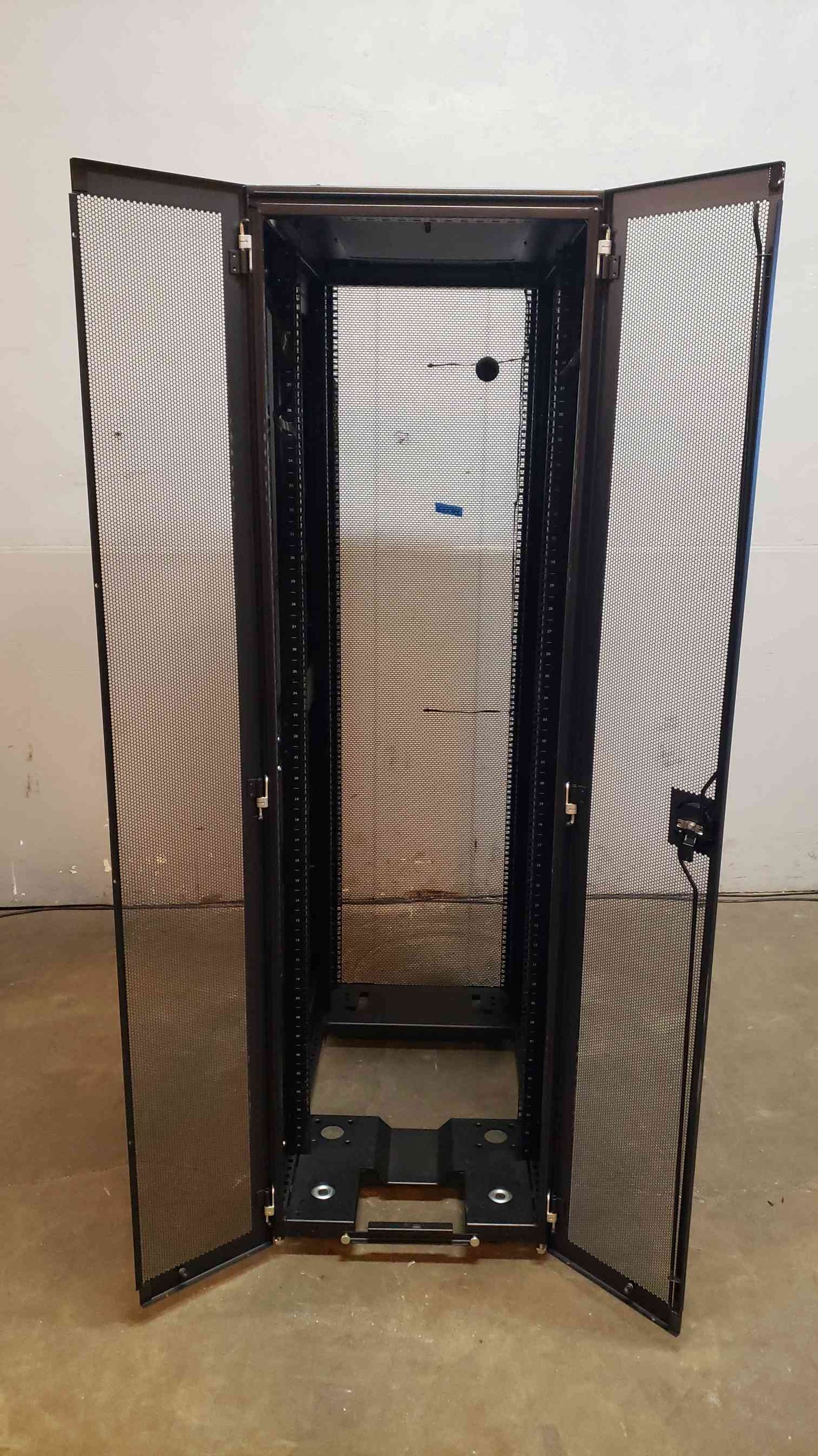 42U HP Fully Enclosed Server Rack 660502(5593AA)