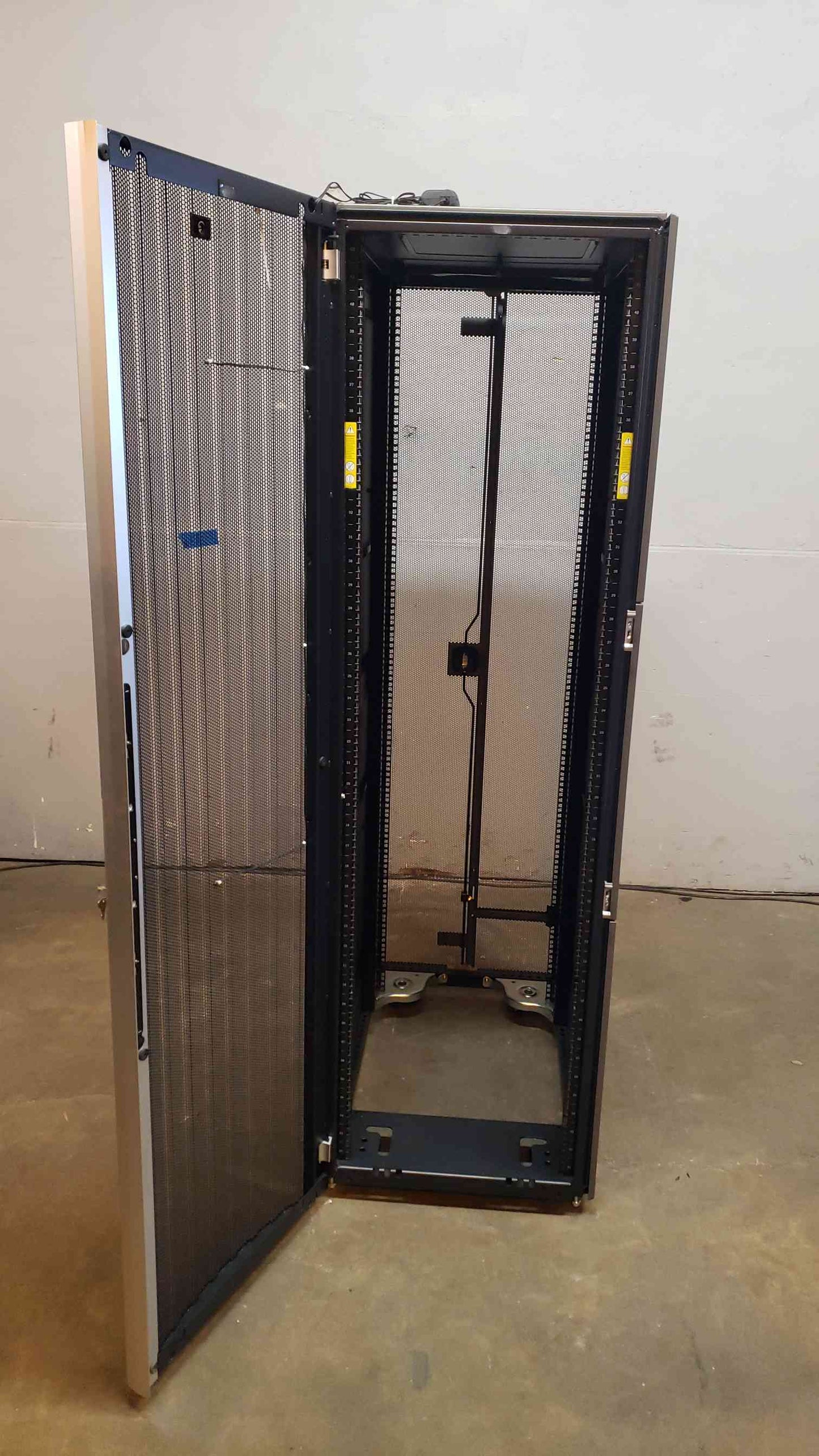 42U HP Gen2 Fully Enclosed Server Rack 383573(5594AA)