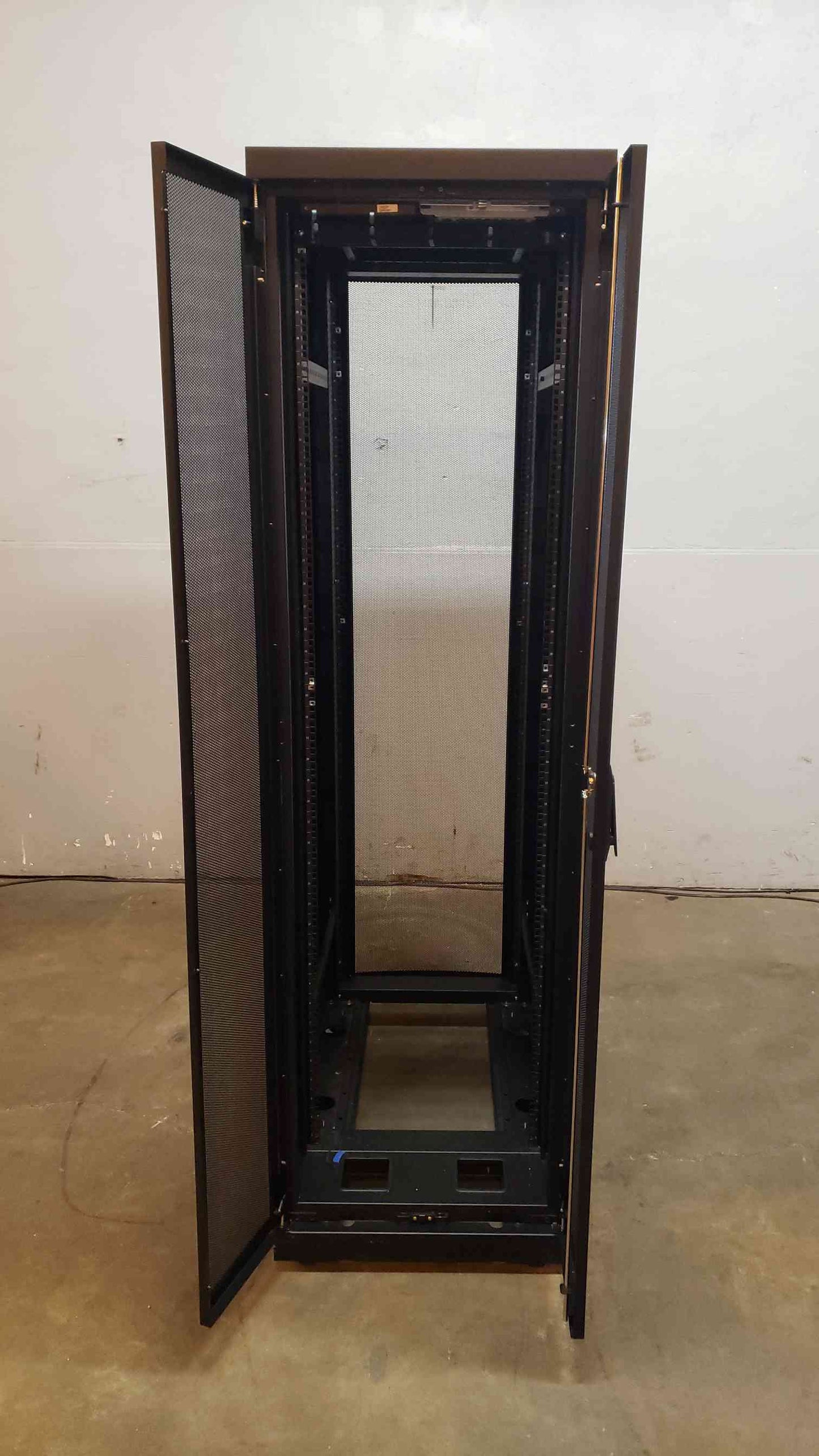 42U APC Fully Enclosed Server Rack AR2100BLK Casters & Sides (SKU: 5607AA)(5607AA)