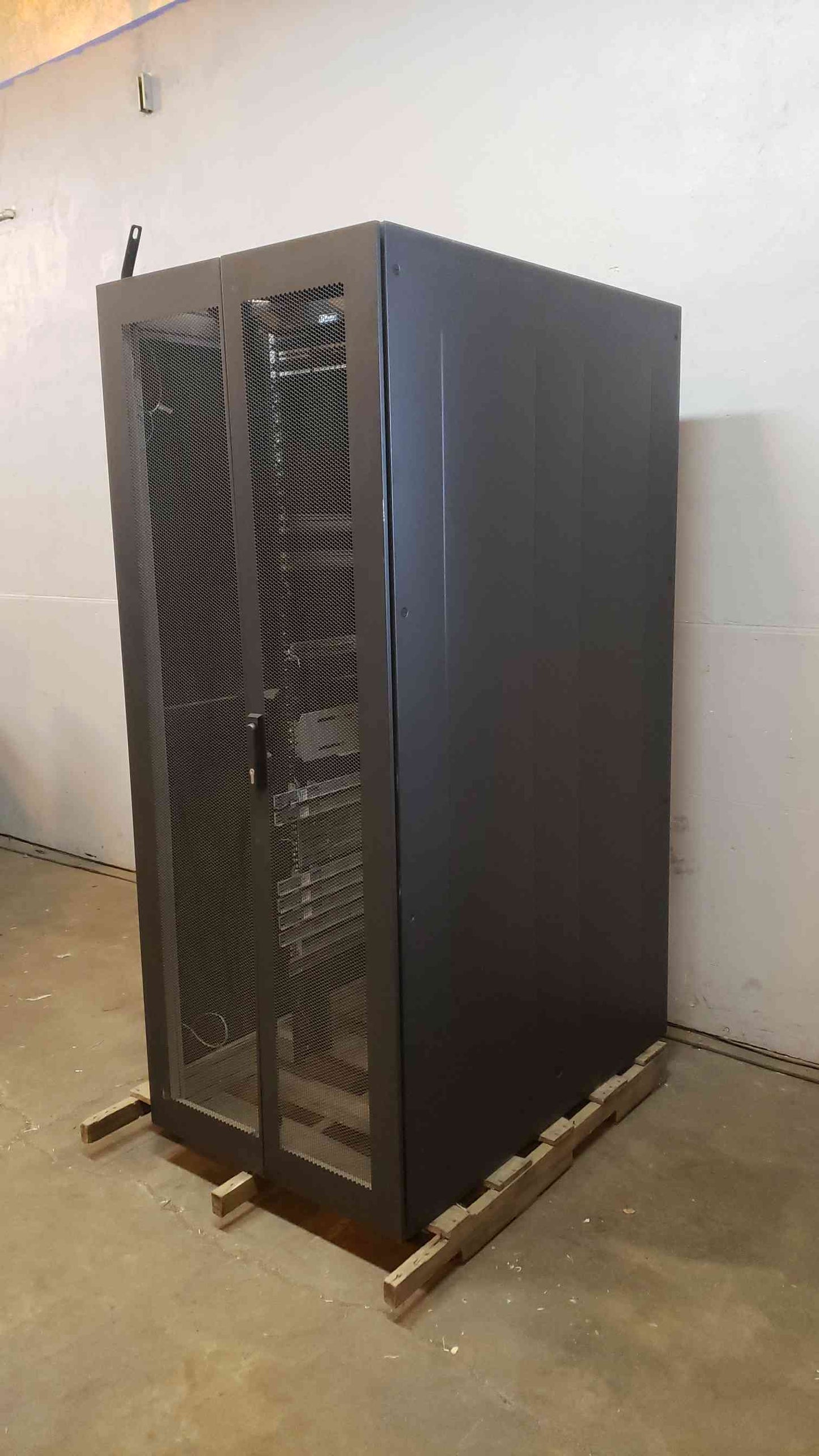 Emerson Extra Wide Server Rack 49x32x79 Fully Enclosed (SKU:14482AA)(14482AA)