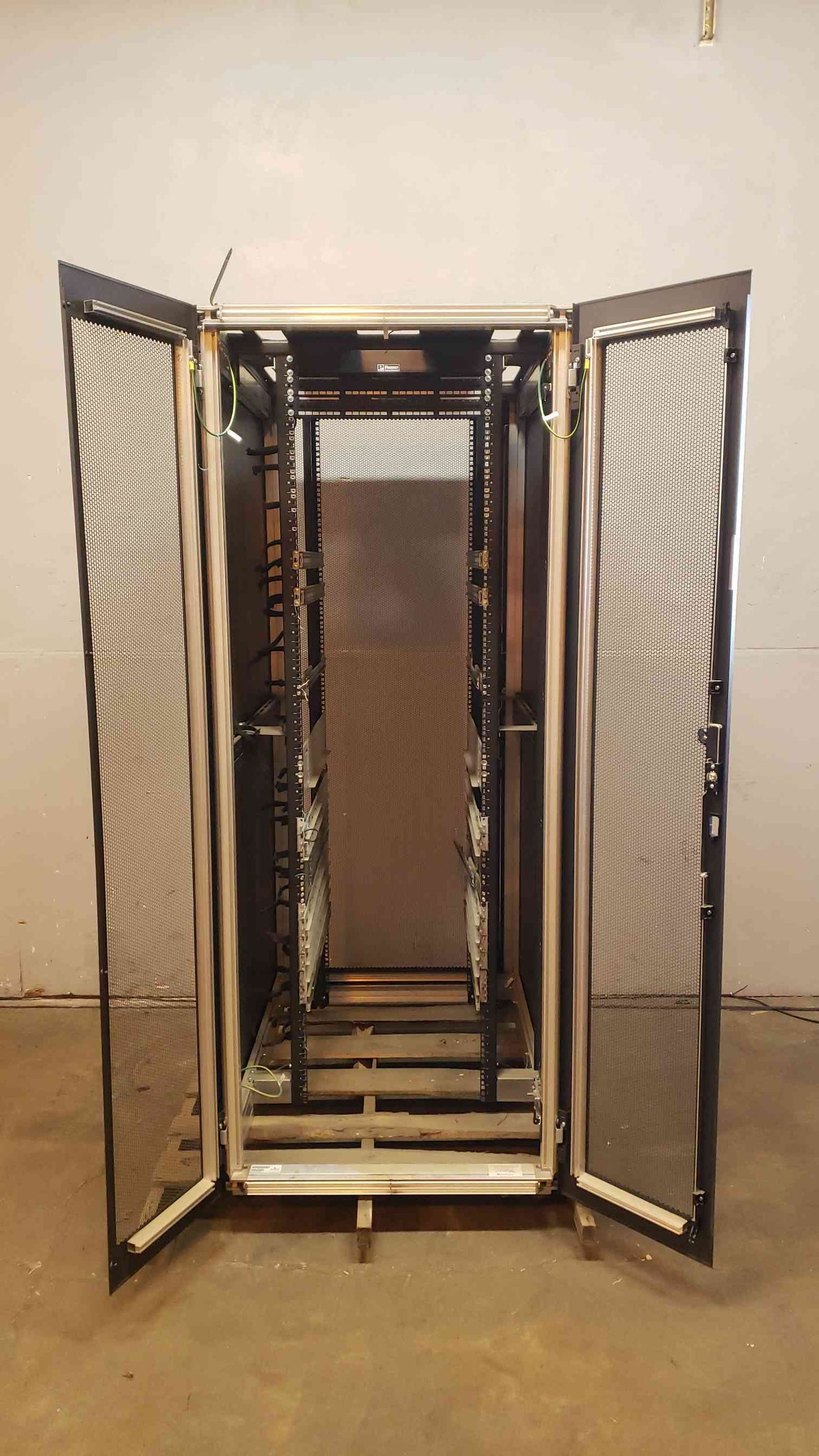 Emerson Extra Wide Server Rack 49x32x79 Fully Enclosed (SKU:14482AA)(14482AA)