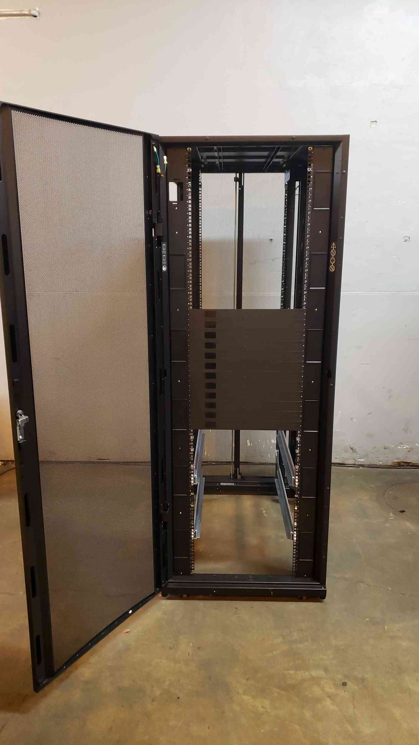 42U APC Server Rack AR3340 Doors No Side NetShelter(103627)