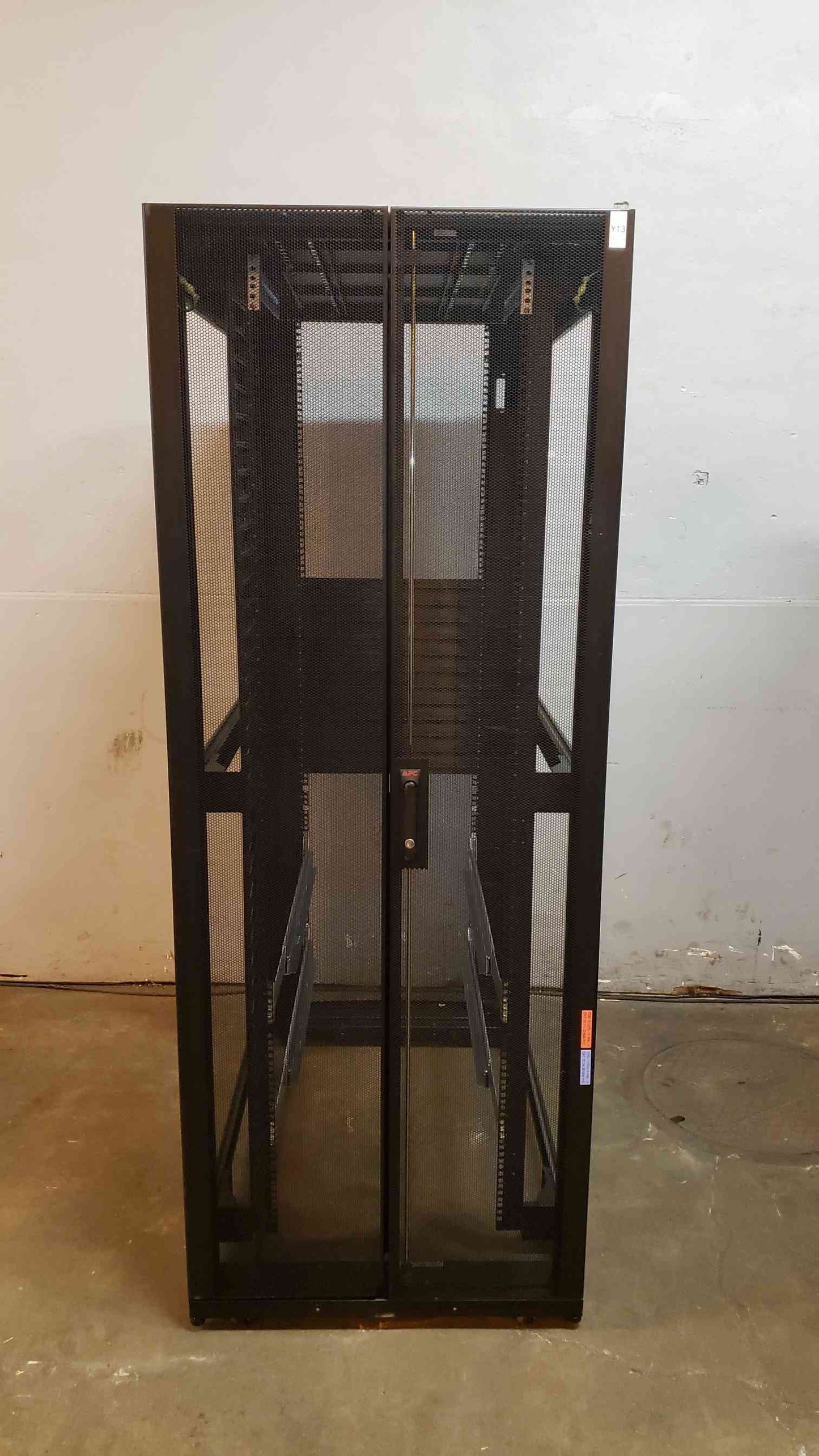 42U APC Server Rack AR3340 Doors No Side NetShelter(103627)