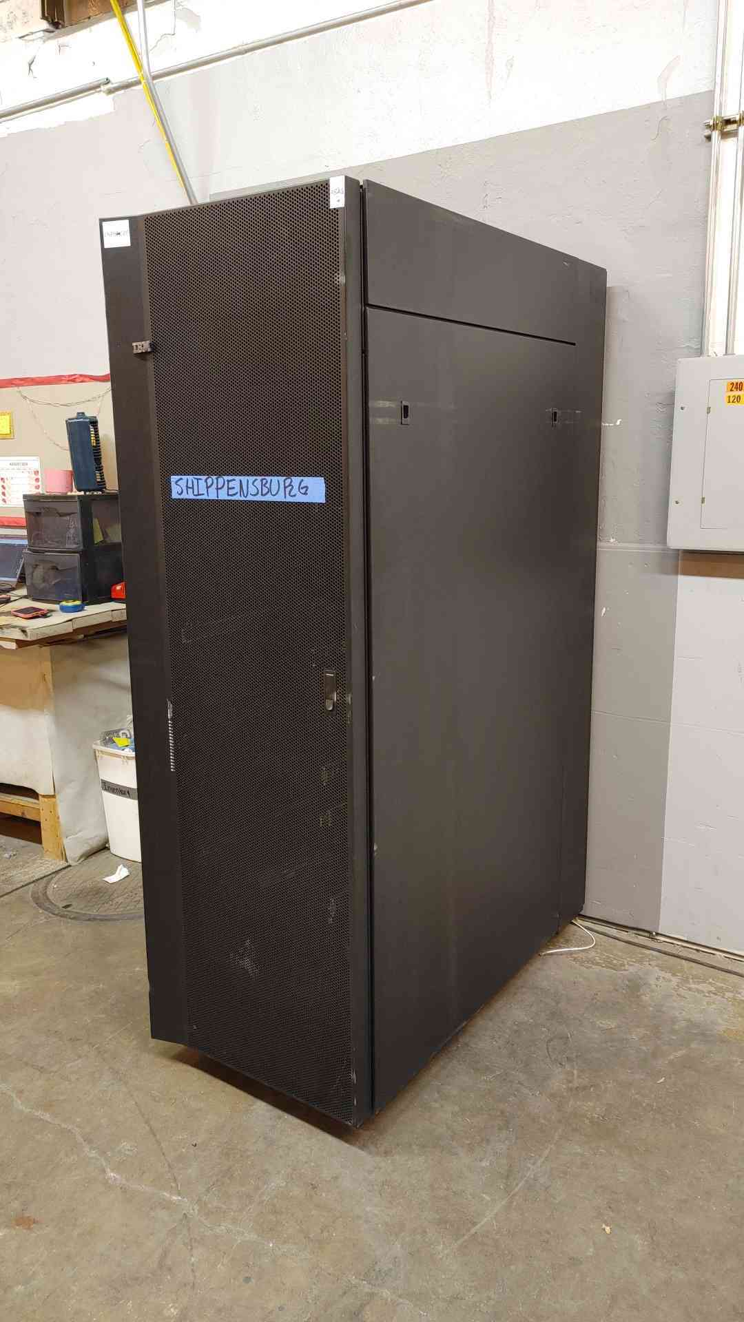 42U IBM Fully Enclosed Rolling Server Rack 46X6985(103755)