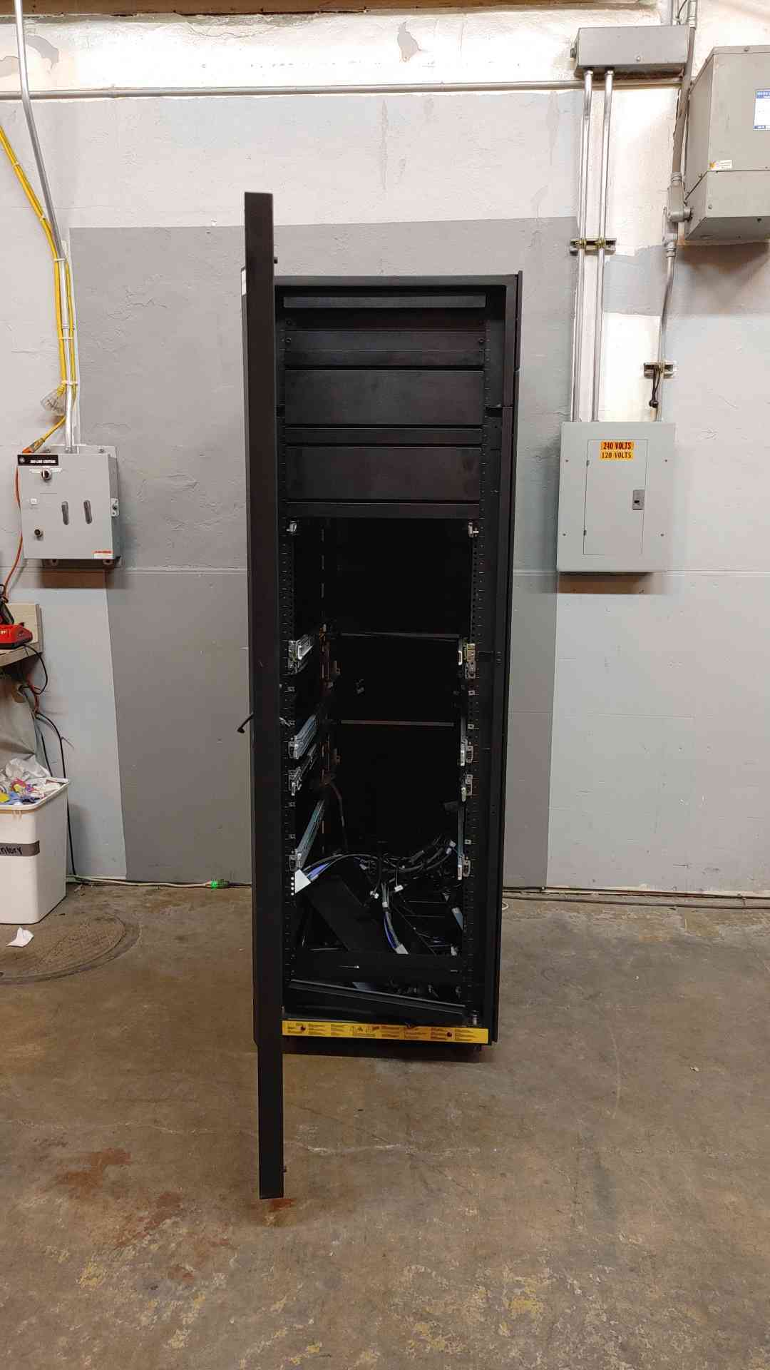 42U IBM Fully Enclosed Rolling Server Rack 46X6985(103755)