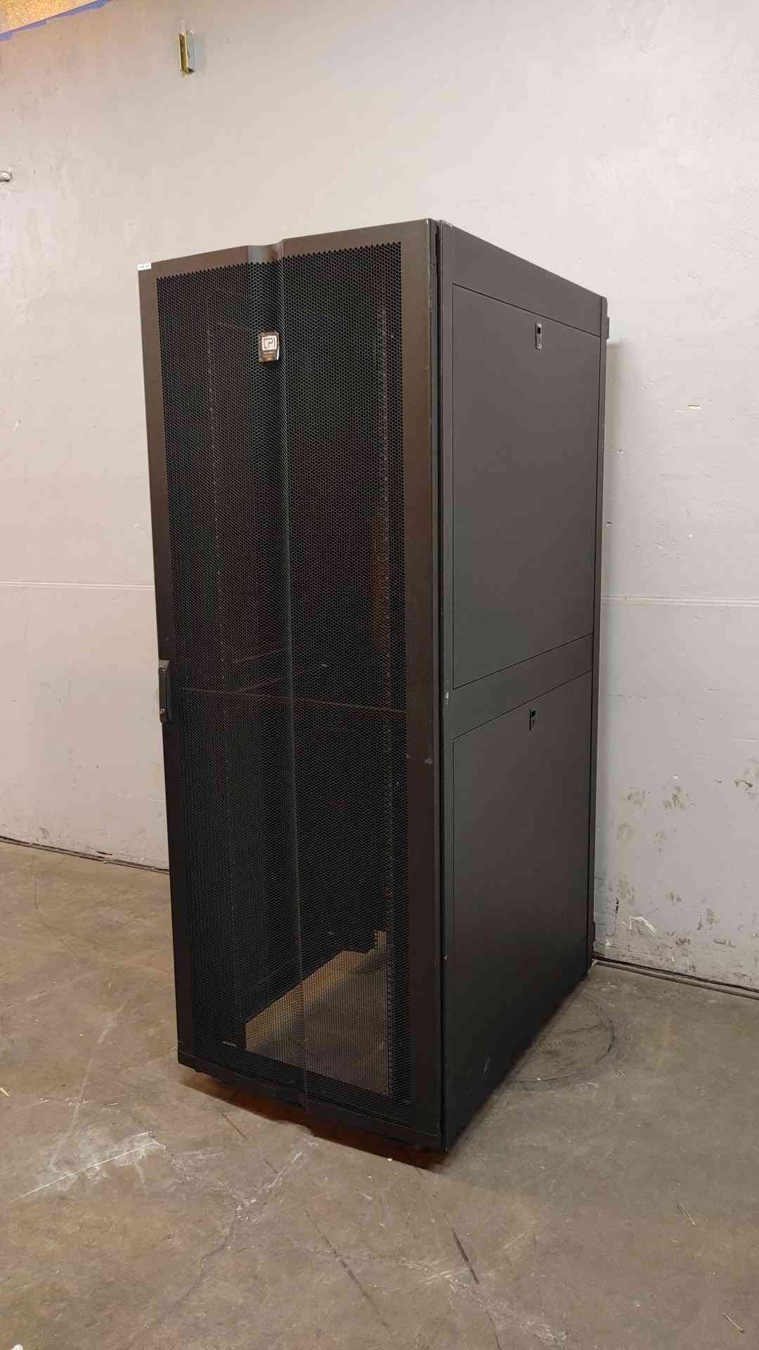 45U Chatsworth Fully Enclosed Rolling Server Rack GF-2C520-CB WIDE 46"x31"x85"(104331)