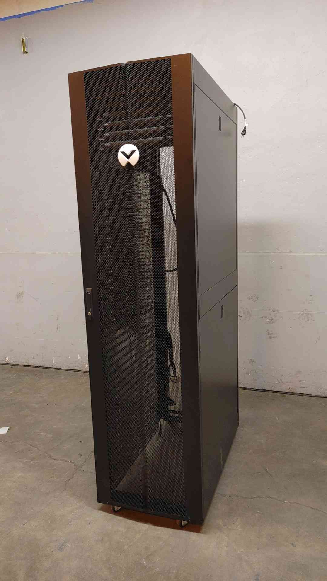 48U Vertiv Fully Enclosed Rolling Server Rack VR3107 w/ Rear AC AR3107 Emerson(104546)