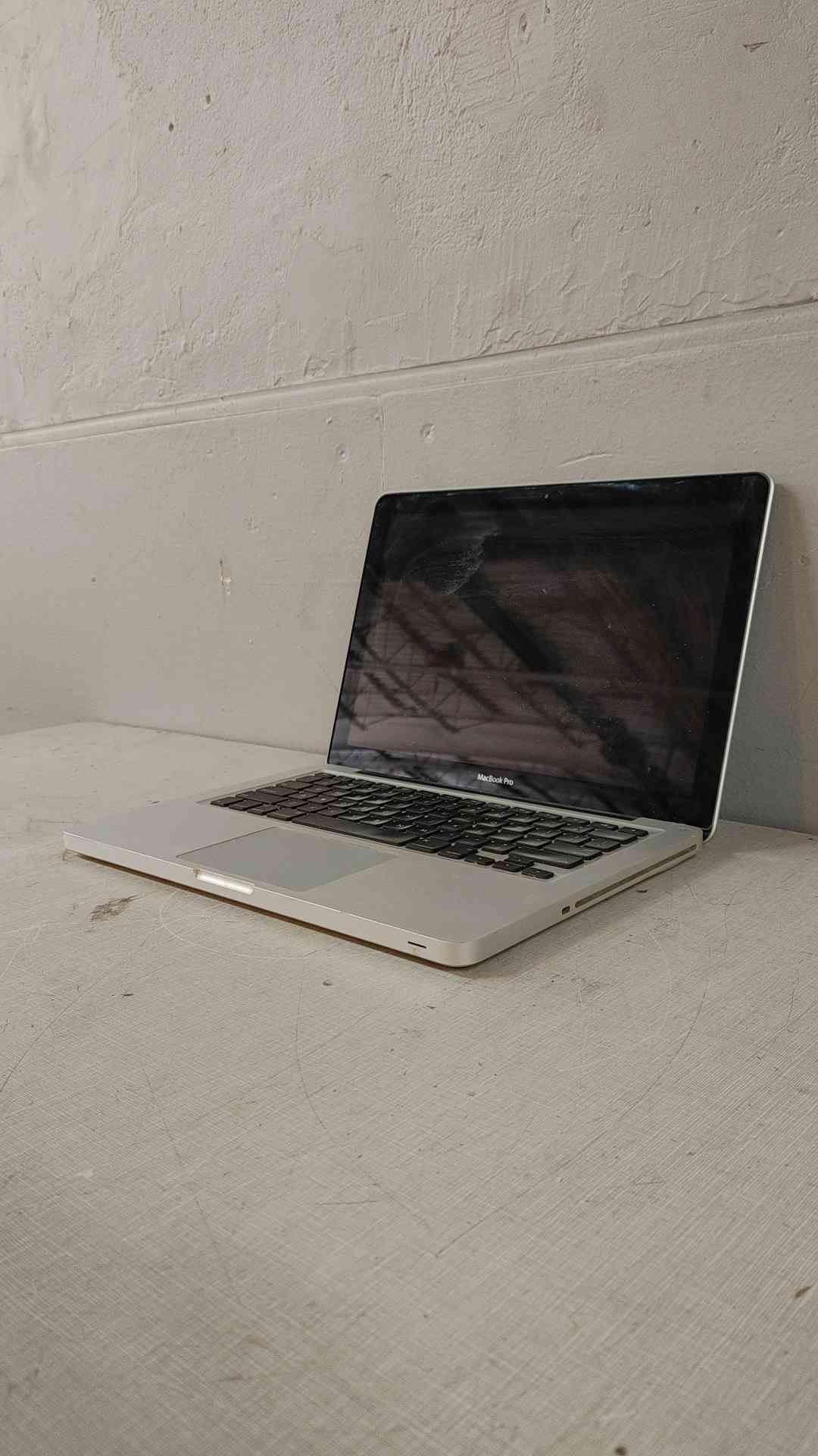 Apple 13" MacBook Pro - No Hard Drive-