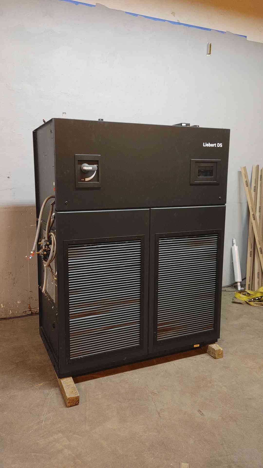 VS035W Liebert DS Upflow Glycol CRAC 460V 3PH Separated Compressors Included