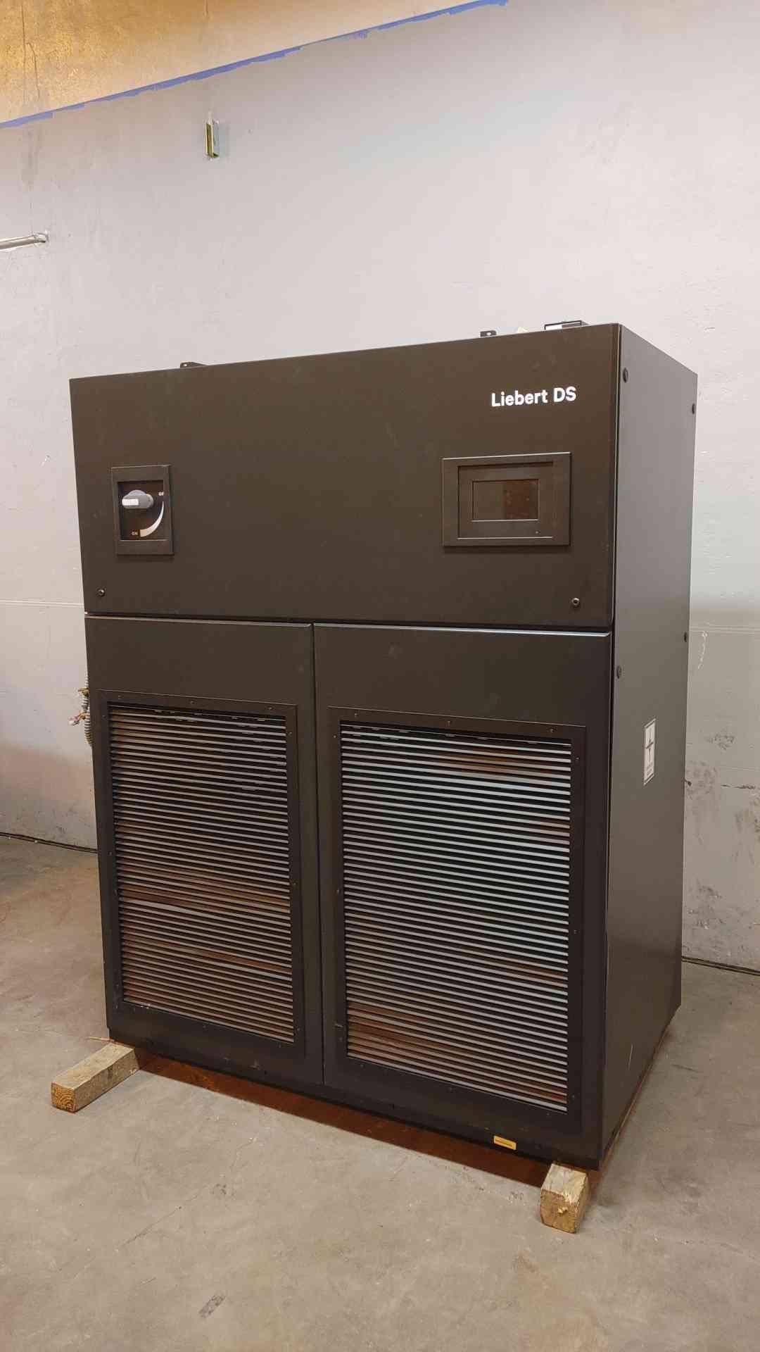 VS035W Liebert DS Upflow Glycol CRAC 460V 3PH Separated Compressors Included