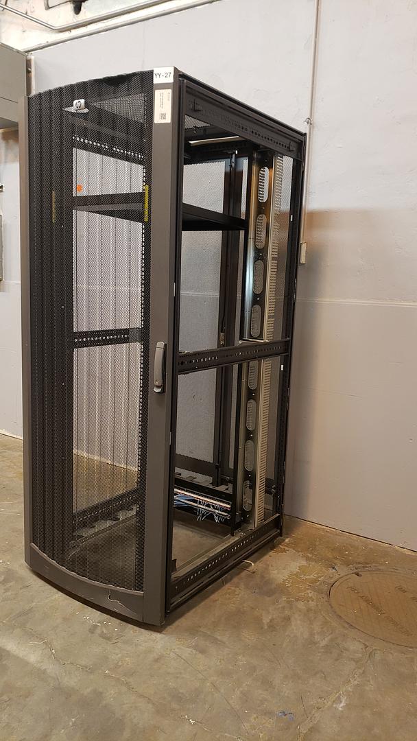 40x32x79" Extra Wide HP G2 42U Server Rack no sides(S6LLST8650)